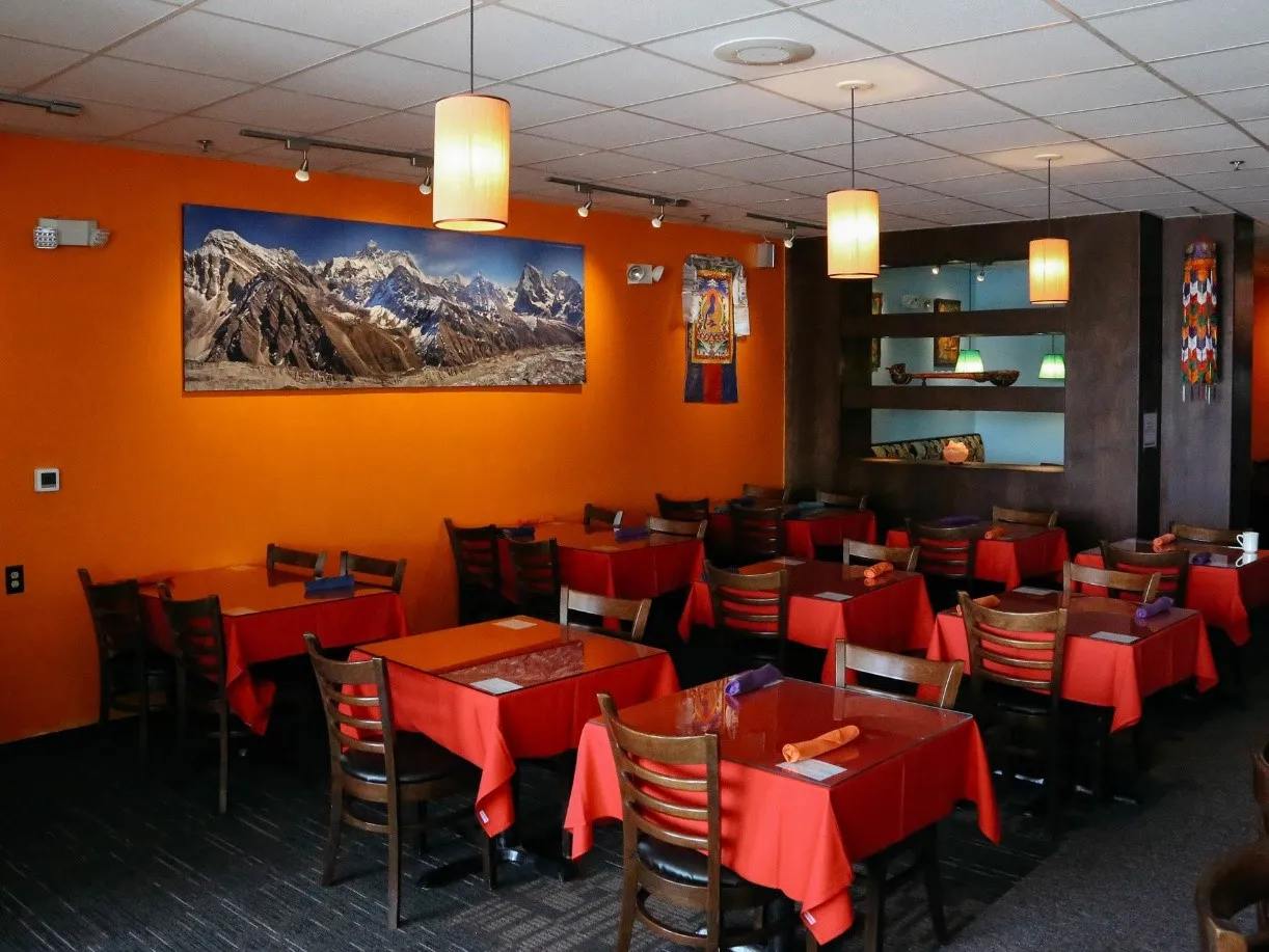 everest-sherpa-restaurant-inside