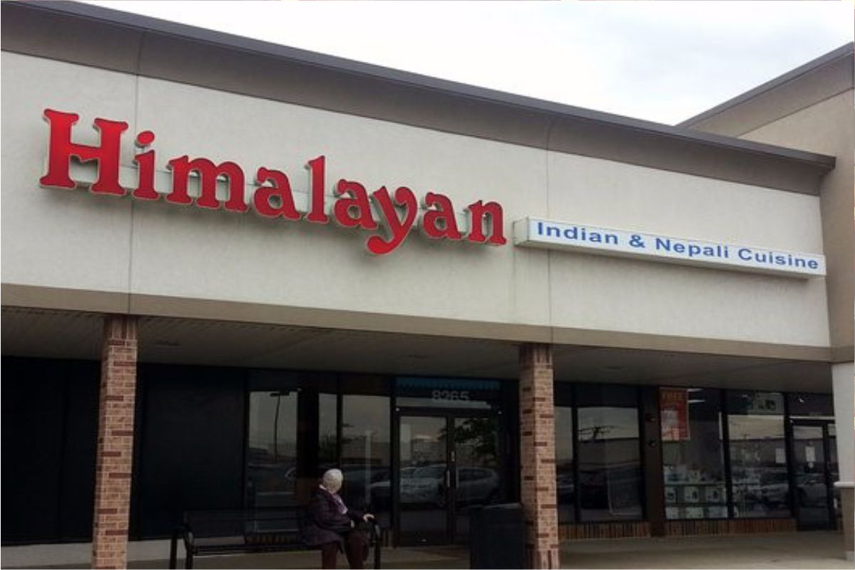 famous-indian-restaurants-chicago-himalayan-storefront
